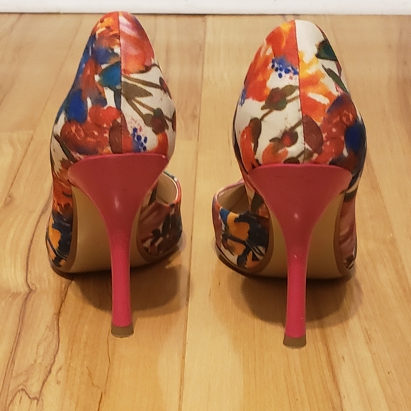 GUESS BEAUTIFUL FABRIC FLOWER STILETTO HEELS SIZE 7.5 - Picture 5 of 9